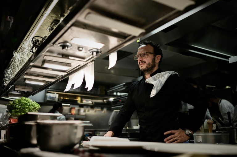 Le chef Simone Zanoni au restaurant Le George, de l'hôtel George V à Paris, le 12 septembre 2019