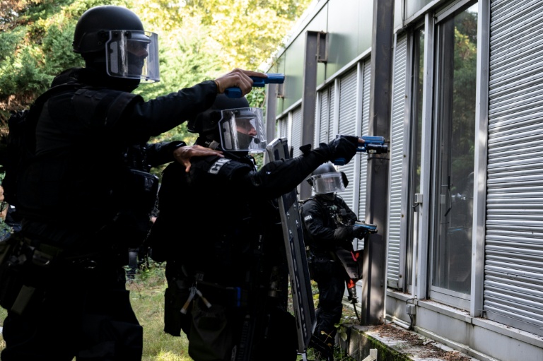 Des membres du RAID (Recherche, Assistance, Intervention, Dissuasion) participent à un exercice d'entraînement à la libération d'otages, au quartier général du RAID, à Bièvres, dans la banlieue sud de Paris, le 8 octobre 2025