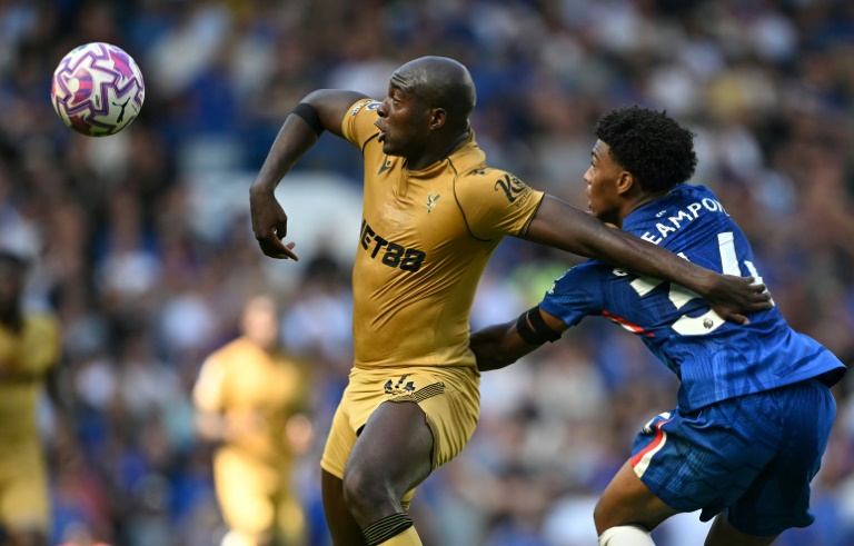 Jean-Philippe Mateta prend le meilleur sur le défenseur de Chelsea Josh-Kofi Acheampong lors du derby londonien disputé à Stamford Bridge, le 17 août 2025
