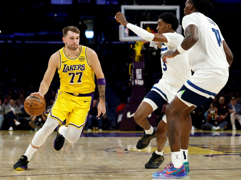 Luka Doncic (g) lors du match NBA des Los Angeles Lakers contre les Minnesota Timberwolves, le 24 octobre 2025 à Los Angeles