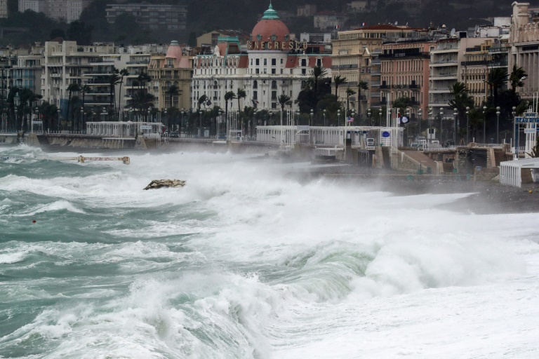 Les vagues sur la côte à Nice le 2 octobre 2020 lors du passage de la tempête Alex dans les Alpes-Maritimes