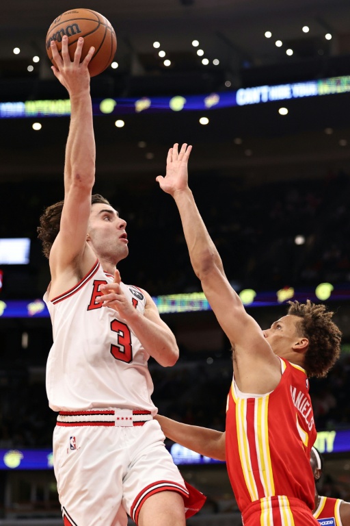 Josh Giddey (g) lors du match NBA des Chicago Bulls contre les Atlanta Hawks, le 29 octobre 2025 à Chicago