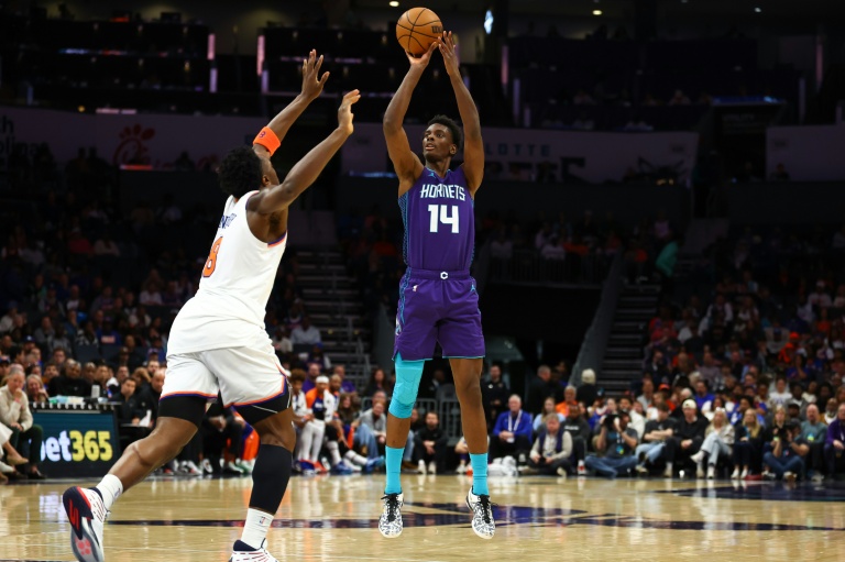 Le Français Moussa Diabaté des Charlotte Hornets (à droite) lors d'un match de NBA des New York Knicks, à Charlotte, en Caroline du Nord, le 20 mars 2025
