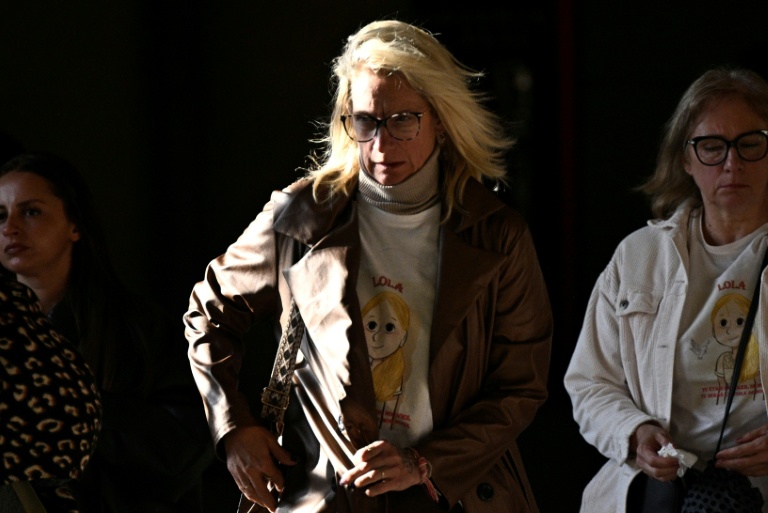 Delphine Daviet, la mère de Lola, arrive au procès de Dahbia Benkired, accusée du meurtre de sa fille, devant la cour d'assises à Paris, le 17 octobre 2025