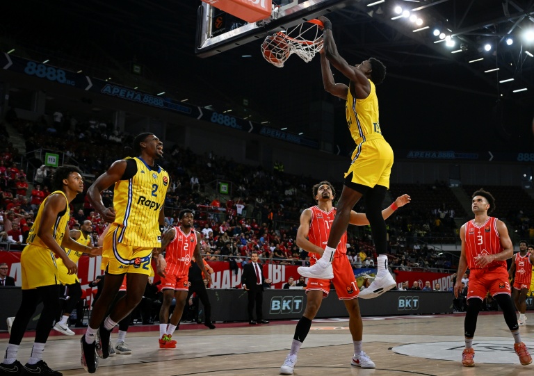 Jaylen Hoard, joueur du Maccabi Tel Aviv, en train de dunker lors du match d'Euroligue de basket contre l'Hapoël Tel Aviv, à Sofia, en Bulgarie, le 8 octobre 2025