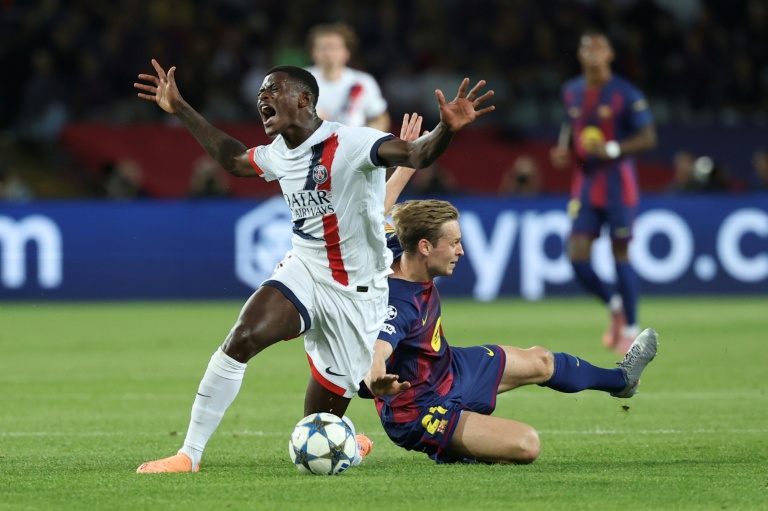 Le défenseur du Paris SG Nuno Mendes aux prises avec le Barcelonais Frenkie De Jong mercredi lors de la deuxième journée de Ligue des champions.