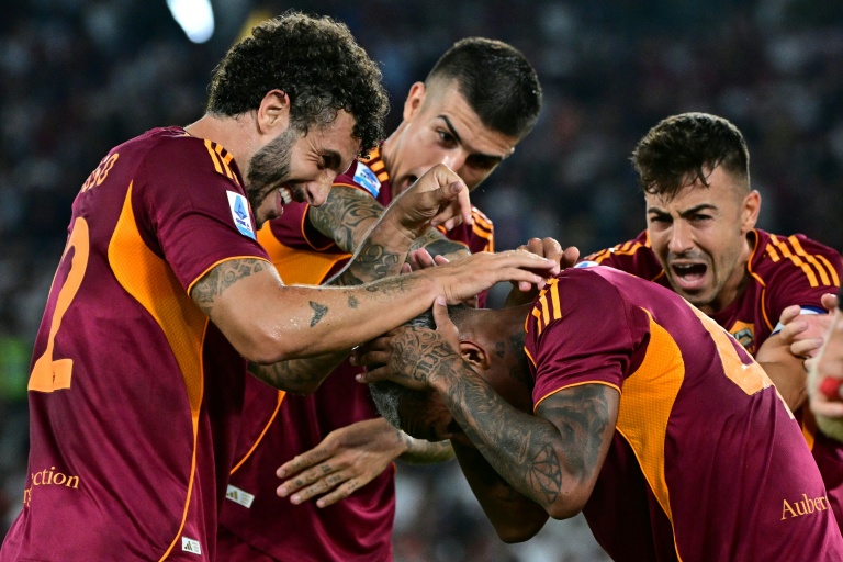 Les joueurs de l'AS Roma célèbrent leur tout premier but de la saison en championnat contre Bologne, au Stade olympique de Rome le 23 août 2025