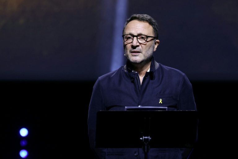 L'animateur Arthur lors d'un rassemblement en mémoire des victimes des attentats du 7 octobre et en soutien aux otages retenus sur ldans la bande de Gaza, salle Pleyel à Paris, le 5 octobre 2025