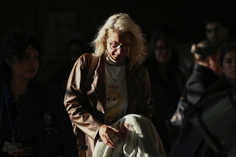 Delphine Daviet, la mère de Lola, arrive à la cour d'assises de Paris pour le procès de Dahbia Benkired, le 17 octobre 2025
