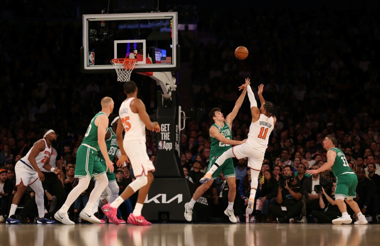 Jalen Brunson tente un tir lors du match NBA des New York Nicks contre les Boston Celtics, le 24 octobre 2025 à New York