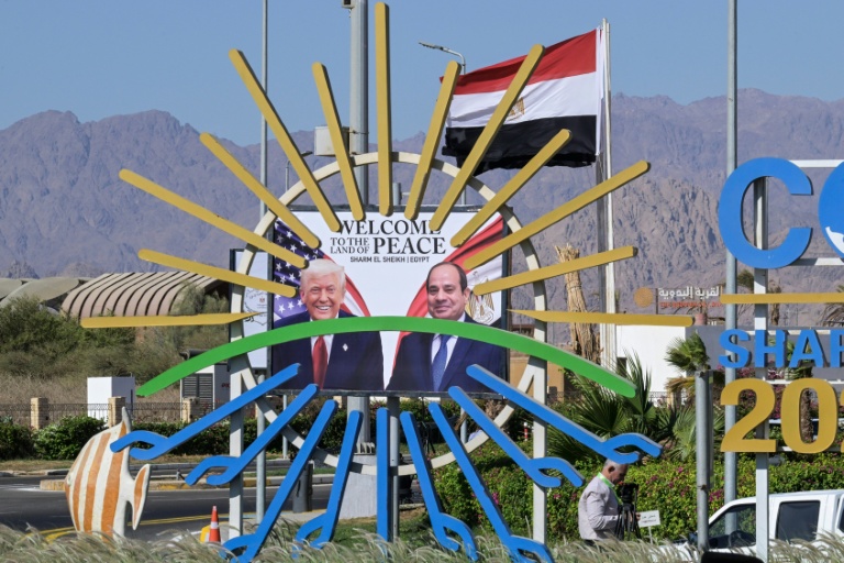 Les portraits du président américain Donald Trump (g) et du président égyptien Abdel Fattah al-Sissi à l'extérieur du centre des congrès avant le sommet sur Gaza à Charm el-Cheikh, le 13 octobre 2025 en Egypte