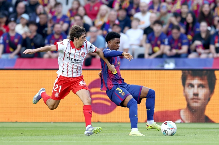 Le défenseur du FC Barcelone Alex Balde au duel avec l'attaquant de Gérone Bryan Gil, à Barcelone, le 18 octobre 2025