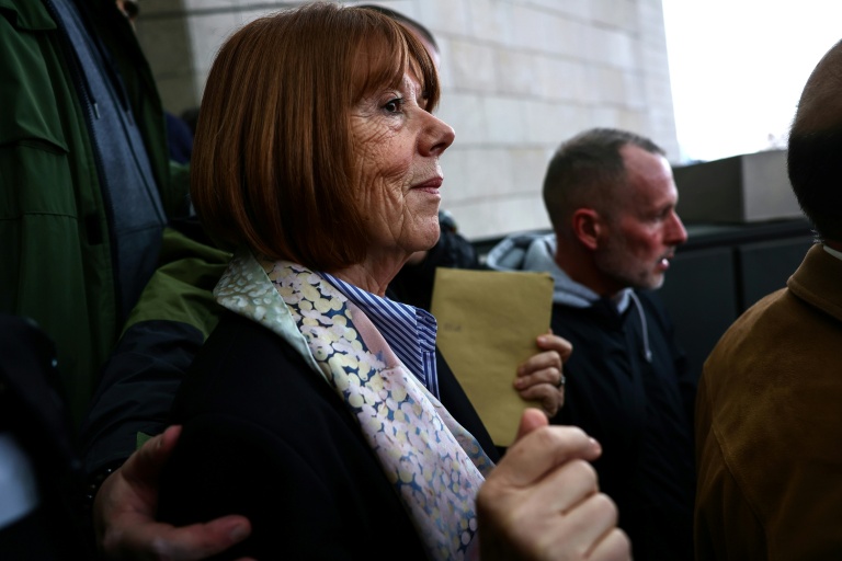 Gisèle Pelicot quitte le palais de justice après avoir entendu le verdict du tribunal condamnant son ex-mari à la peine maximale de 20 ans de prison pour avoir commis et orchestré ses viols de masse avec des dizaines d'inconnus recrutés en ligne,le 19 décembre 2024 à Avignon, dans le Vaucluse 