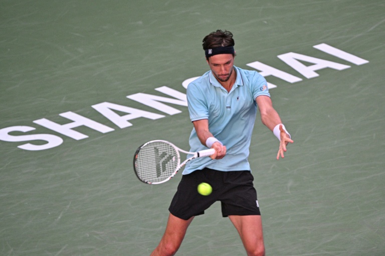 Le Français Arthur Rinderknech face au Canadien Félix Auger-Aliassime en quart de finale du Masters 1000 de Shanghai, le 10 octobre 2025