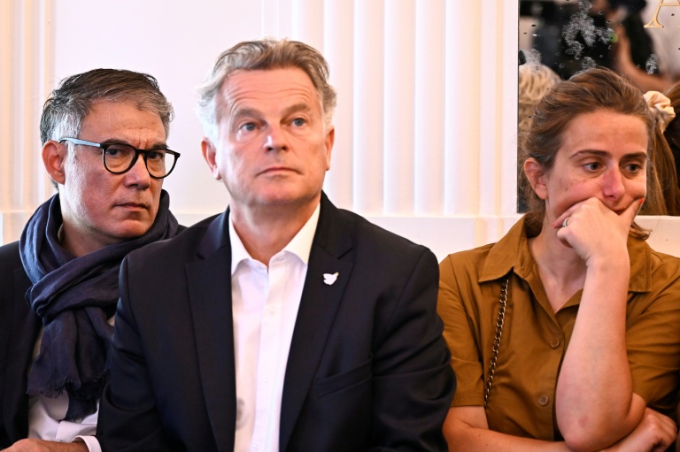 De g. à d.: le dirigeant du Parti socialiste, Olivier Faure, celui du Parti communiste, Fabien Roussel, et celle des Ecologistes, Marine Tondelier, à Paris le 17 juin 2025