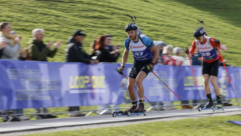 Des biathlètes lors d'une épreuve exhibition de ski-roues, le 19 octobre 2025 à Munich