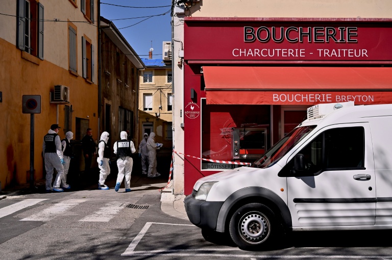 Des policiers dans le centre-ville de Romans-sur-Isère, dans la Drôme, après une attaque au couteau qui a fait deux morts et cinq blessés, le 4 avril 2020