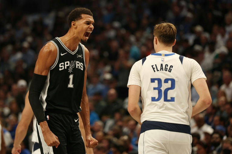 Victor Wembanyama (g) et Cooper Flagg lors du match de NBA des San Antonio Spurs contre les Dallas Mavericks, le 22 octobre 2025 à San Antonio