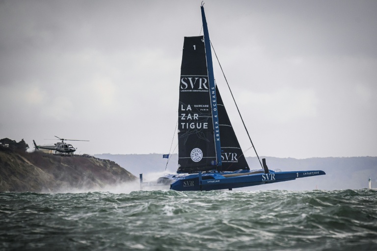 Le trimaran Ultim SVR-Lazartigue barré par Franck Cammas et Tom Laperche au départ de la Transat Café L'Or, le 26 octobre 2025 au Havre