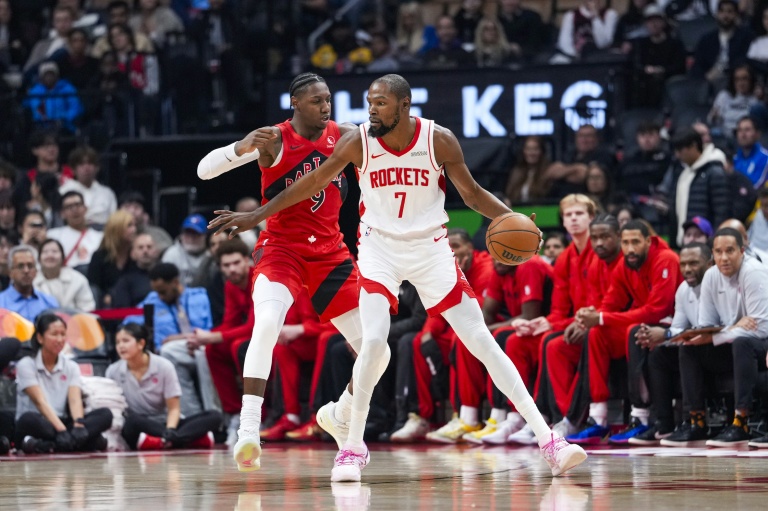 Kevin Durant (d) lors du match NBA des Houston Rockets contre les Toronto Raptors, le 29 octobre 2025 à Toronto