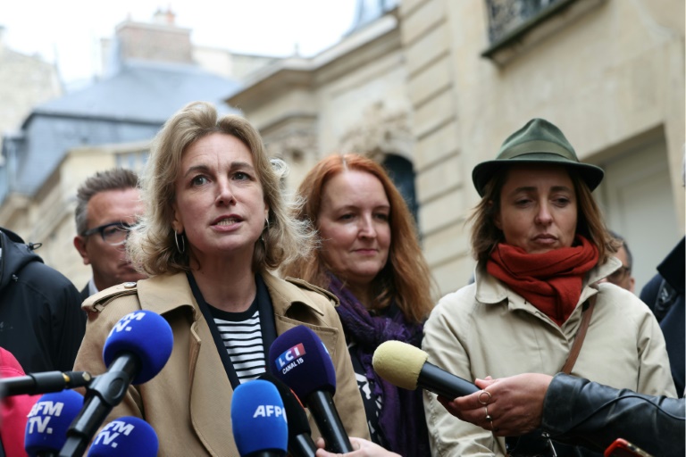 La secrétaire générale de la CFDT Marylise Léon, à gauche, Sophie Binet, secrétaire générale de la CGT, à droite, et Murielle Guilbert, au centre, codéléguée générale du syndicat SUD, après une réunion avec le Premier ministre Sébastien Lecornu à Matignon, le 24 septembre 2025 à Paris