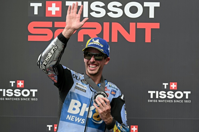 Alex Marquez sur le podium de la course sprint du Grand Prix de Malaisie, dont il a fini deuxième, le 25 octobre 2025 à Sépang