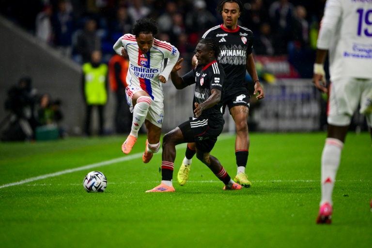 L'attaquant belge de Lyon Malick Fofana (g) à la lutte avec le milieu de terrain de Strasbourg Abdoul Ouattara, le 26 octobre 2025 à Décines-Charpieu