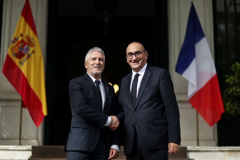 Le ministre espagnol de l'Intérieur, Fernando Grande-Marlaska (g), et son homologue français, Laurent Nuñez, avant une rencontre au ministère de l'Intérieur à Madrid, le 24 octobre 2025