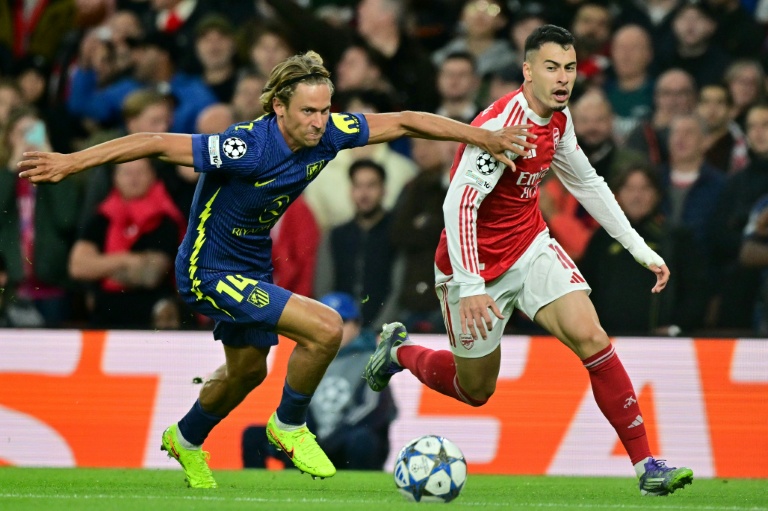 Marcos Llorente, de l'Atlético Madrid, et Gabriel Martinelli, d'Arsenal, à la lutte pour le ballon en Ligue des champions le 21 octobre 2025 à Londres