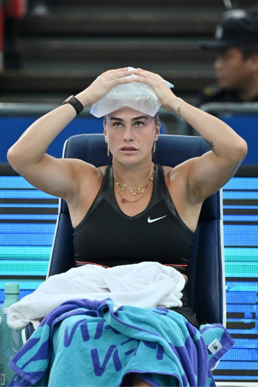 La N.1 mondiale Aryna Sabalenka fait baisser la température en appliquant une poche de glace sur sa tête au WTA 1000 de Wuhan le 8 octobre 2025