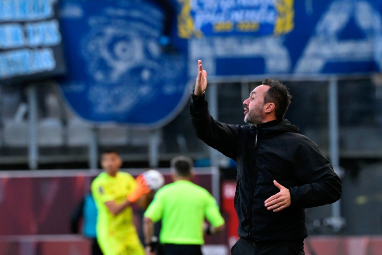 L'entraîneur marseillais Roberto De Zerbi replace ses joueurs lors du déplacement à Metz, le 4 octobre 2025