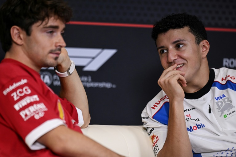 Les pilotes de Formule 1 français Isack Hadjar (à droite) et Monégasque Charles Leclerc (à gauche) lors d'une conférence de presse sur le circuit de Yas Marina à Singapour le 2 octobre 2025.
RB's French driver Isack Hadjar (R) interacts with Ferrari's Monegasque driver Charles Leclerc during a press conference ahead of the Formula One Singapore Grand Prix night race at the Marina Bay Street Circuit in Singapore on October 2, 2025.