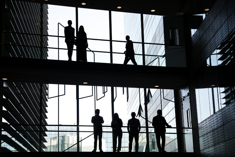 Travail, école, domicile: rompre la sédentarité est recommandé partout, par exemple en préférant les escaliers à l'ascenseur, en discutant en marchant, en travaillant à un bureau assis-debout, etc