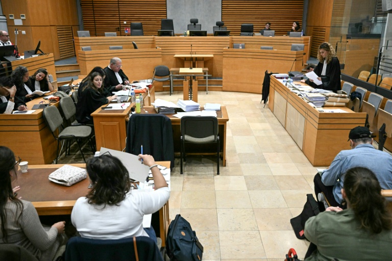 Emmanuelle Franck (d), avocate de Cédric Jubillar, accusé de la disparition de sa femme Delphine, et d'autres personnes attendent la reprise du procès dans la salle d'audience du palais de justice du Tarn, le 6 octobre 2025 à Albi