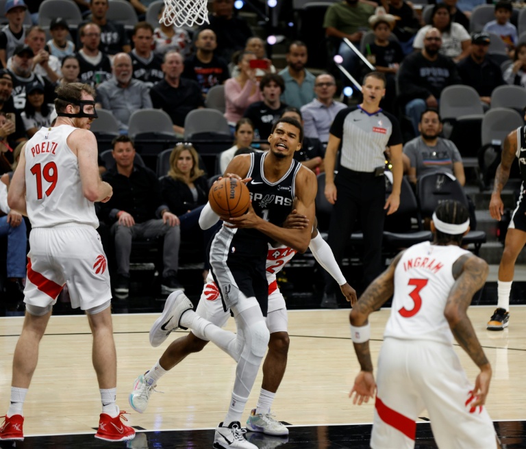 Victor Wembanyama lors du match NBA des San Antonio Spurs contre les Toronto Raptors, le 27 octobre 2025 à San Antonio