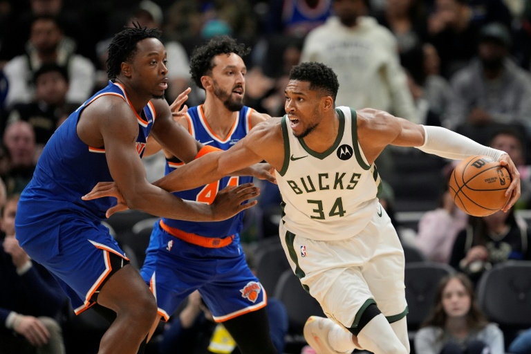 La star grecque des Bucks Giannis Antetokounmpo porte le ballon face notamment à OG Anunoby (G), lors d'un match de saison régulière de NBA, le 28 octobre 2025 à Milwaukee