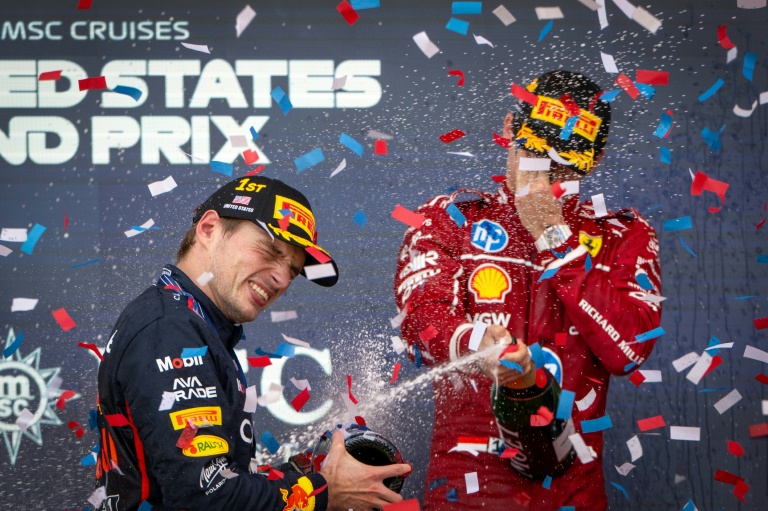 Le vainqueur de la course, le pilote néerlandais de Red Bull Max Verstappen (g.), et le Monégasque Charles Leclerc de Ferrari, arrivé 3e, sur le podium après le GP de Formule 1 des Etats-Unis, à Austin (Texas), le 19 octobre 2025