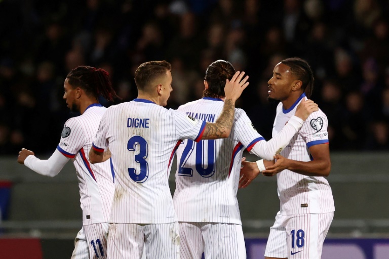 Christopher Nkunku (à droite) félicité par ses coéquipiers après son égalisation contre l'Islande en qualifications pour le Mondial 2026 le 13 octobre 2025 à Reykjavik