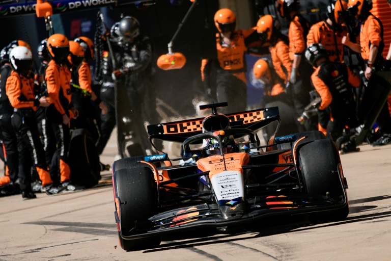 Oscar Piastri redémarre après un pit stop lors du Grand Prix des Etats-Unis, le 19 octobre 2025 à Austin