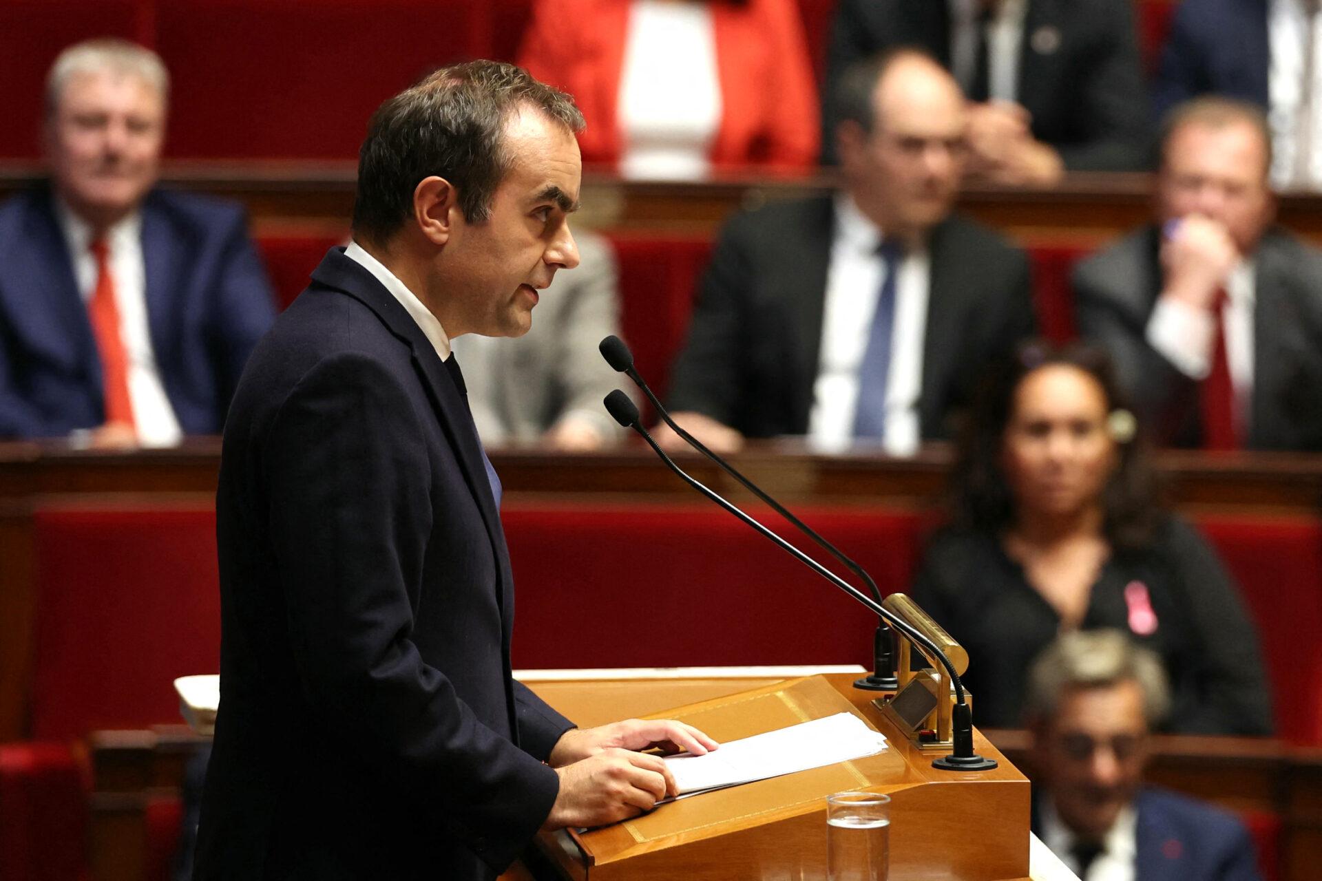 Le Premier ministre français Sébastien Lecornu s'adresse aux députés à l'Assemblée nationale, à Paris, le 14 octobre 2025. (Photo de Thomas SAMSON / AFP)