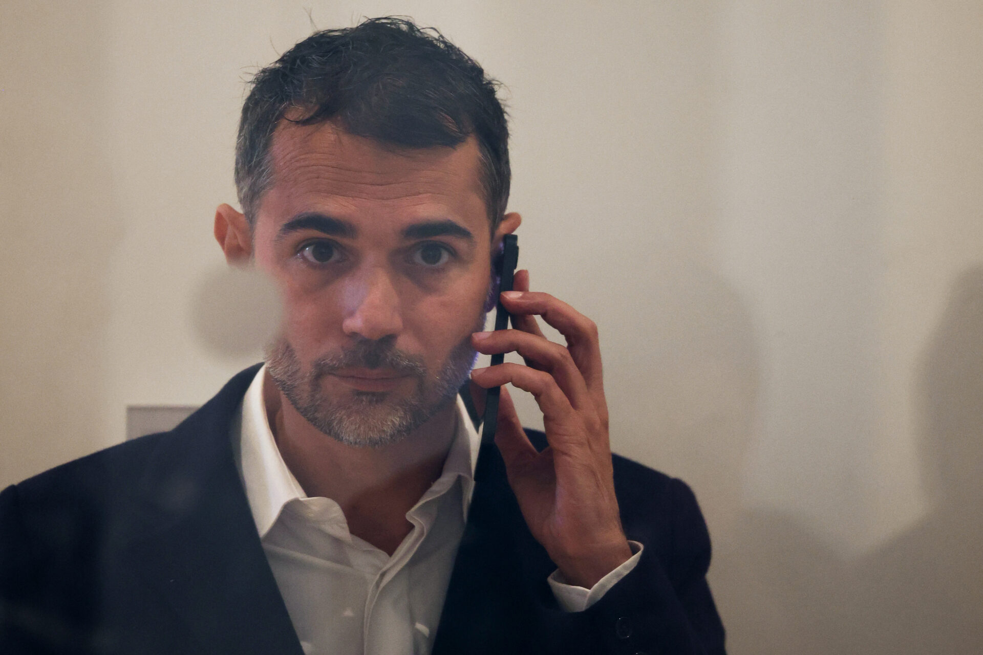 Aurélien Poirson-Atlan arrivant à l'audience pour l'affaire du cyberharcèlement de Brigitte Macron