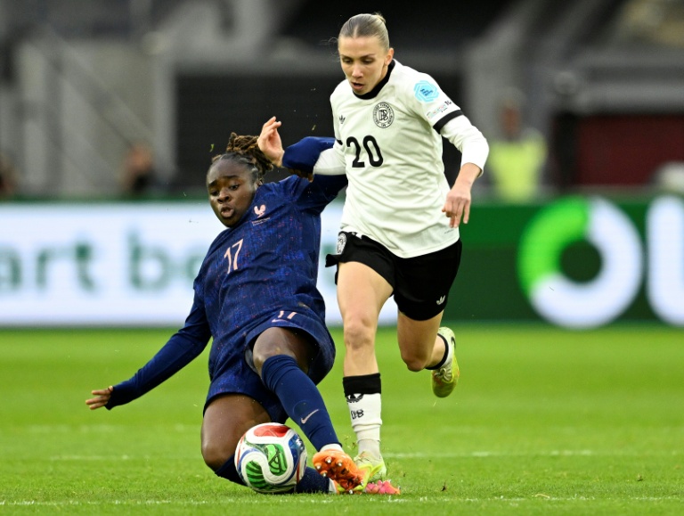 Sandy Baltimore (à gauche) à la lutte avec l'Allemande Elisa Senss lors de la demi-finale aller de la Ligue des nations le 24 octobre 2025 à Düsseldorf. Positionnée à une place inhabituelle, l'ailière gauche a été mise en difficulté dans l'entrejeu
