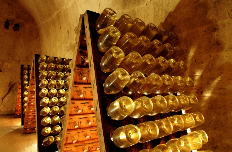 Des bouteilles de champagne Ruinart dans une cave à Reims, le 11 décembre 2008 dans la Marne