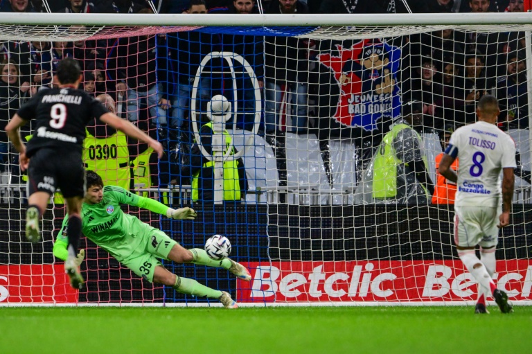 Le gardien de Strasbourg Mike Penders arrête le penalty du capitaine lyonnais Corentin Tolisso, le 26 octobre 2025 à Décines-Charpieu