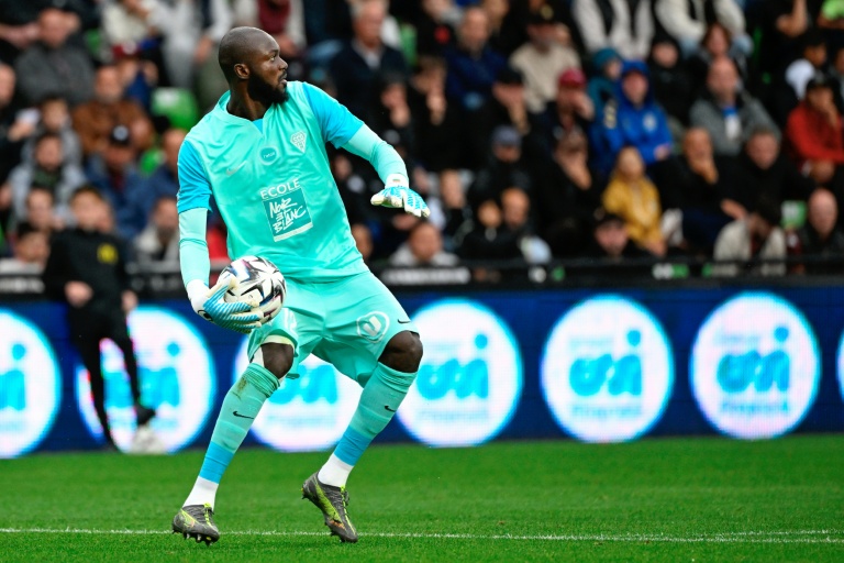 Le gardien burkinabé Hervé Koffi relance le ballon à la main lors d'un match de Ligue 1 entre son club d'Angers et Metz, le 14 septembre 2025 au Stade Saint-Symphorien
