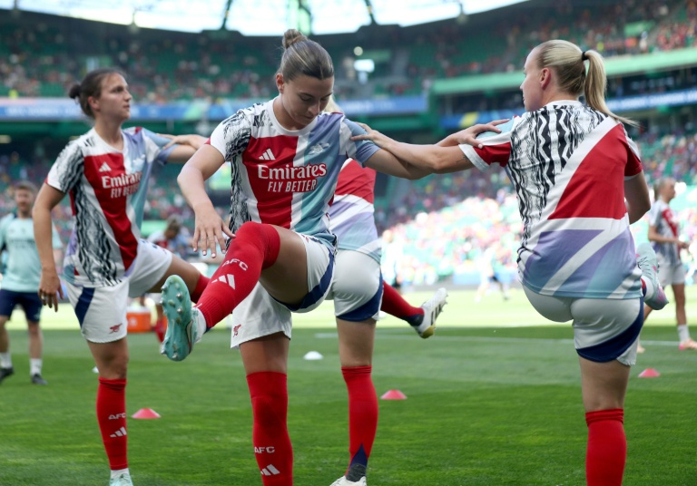 Les joueuses d'Arsenal à l'échaufferment avant la finale de la Ligue des champions contre Barcelone à Lisbonne, le 24 mai 2025