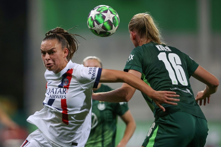 La capitaine de Paris SG Sakina Karchaoui (à gauche) lors du match de Ligue des champions contre l'équipe allemande de Wolfsburg, le 8 octobre 2025 à Wolfsburg