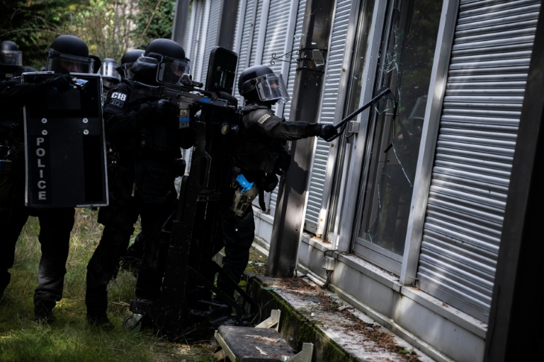 Des membres du RAID (Recherche, Assistance, Intervention, Dissuasion) participent à un exercice d'entraînement à la libération d'otages, au quartier général du RAID, à Bièvres, dans la banlieue sud de Paris, le 8 octobre 2025