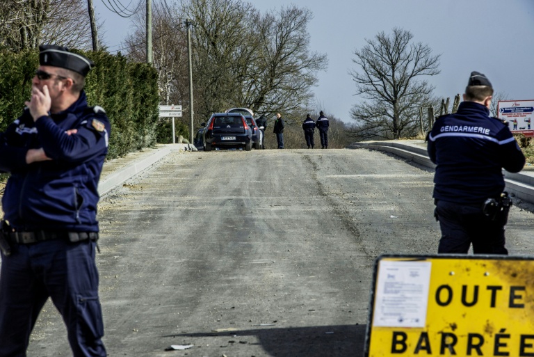 Des gendarmes bouclent le secteur où ont été retrouvés des fourgons brûlés à Avallon, dans l'Yonne, après un braquage, le 11 mars 2015