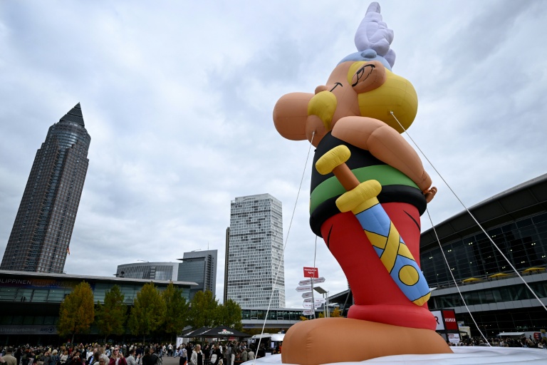 Une figurine gonflable d'Astérix lors de la 77e Foire du livre de Francfort, dans l'ouest de l'Allemagne, le 17 octobre 2025
